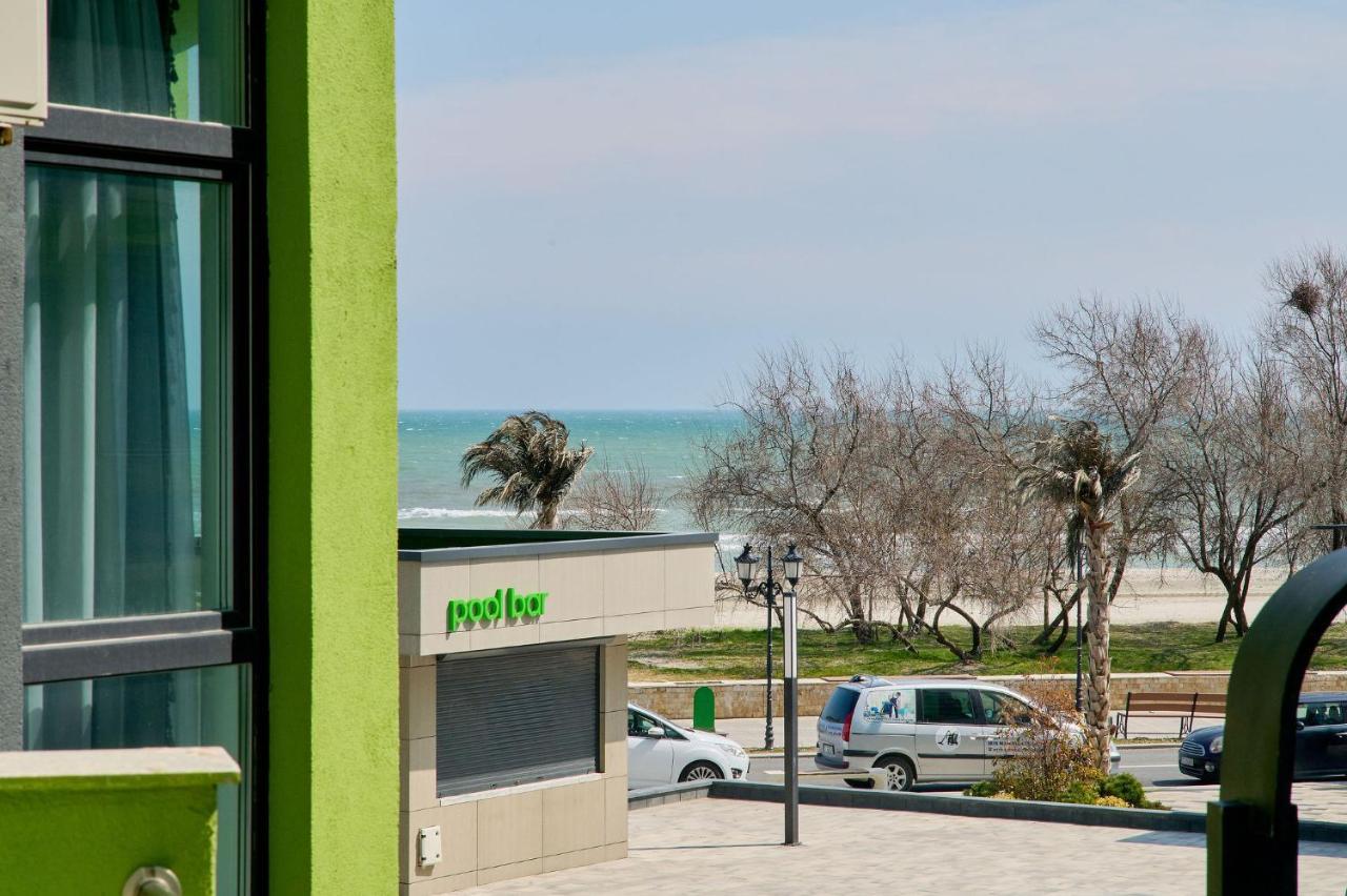 Maya Apartment- Spa N Pools Beach Resort Mamaia Exterior photo